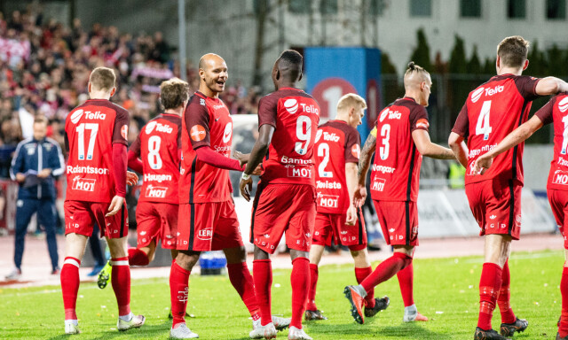 Bekkestua 20181021.
Brann-spillerne feirer scoring under eliteseriekampen i fotball mellom Stabæk og Brann på Nadderud stadion.
Foto: Audun Braastad / NTB scanpix